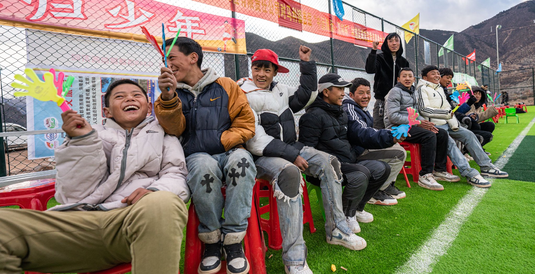 开云体育下载-观众席上的助威声不断，为球队加油