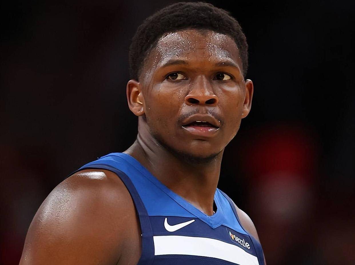 包含爵士外线射手失速，战绩下滑季后赛资格岌岌可危的词条