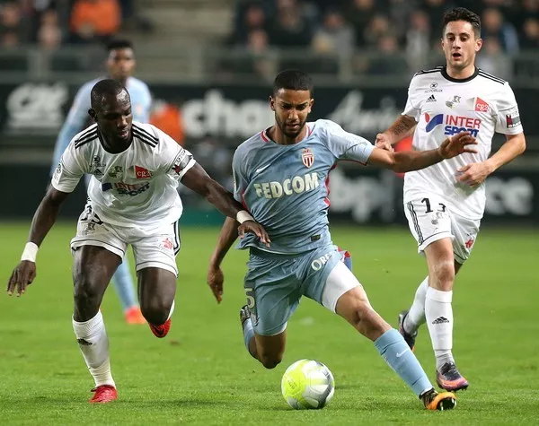 开云体育-亚眠主场被逆转，保级形势雪上加霜