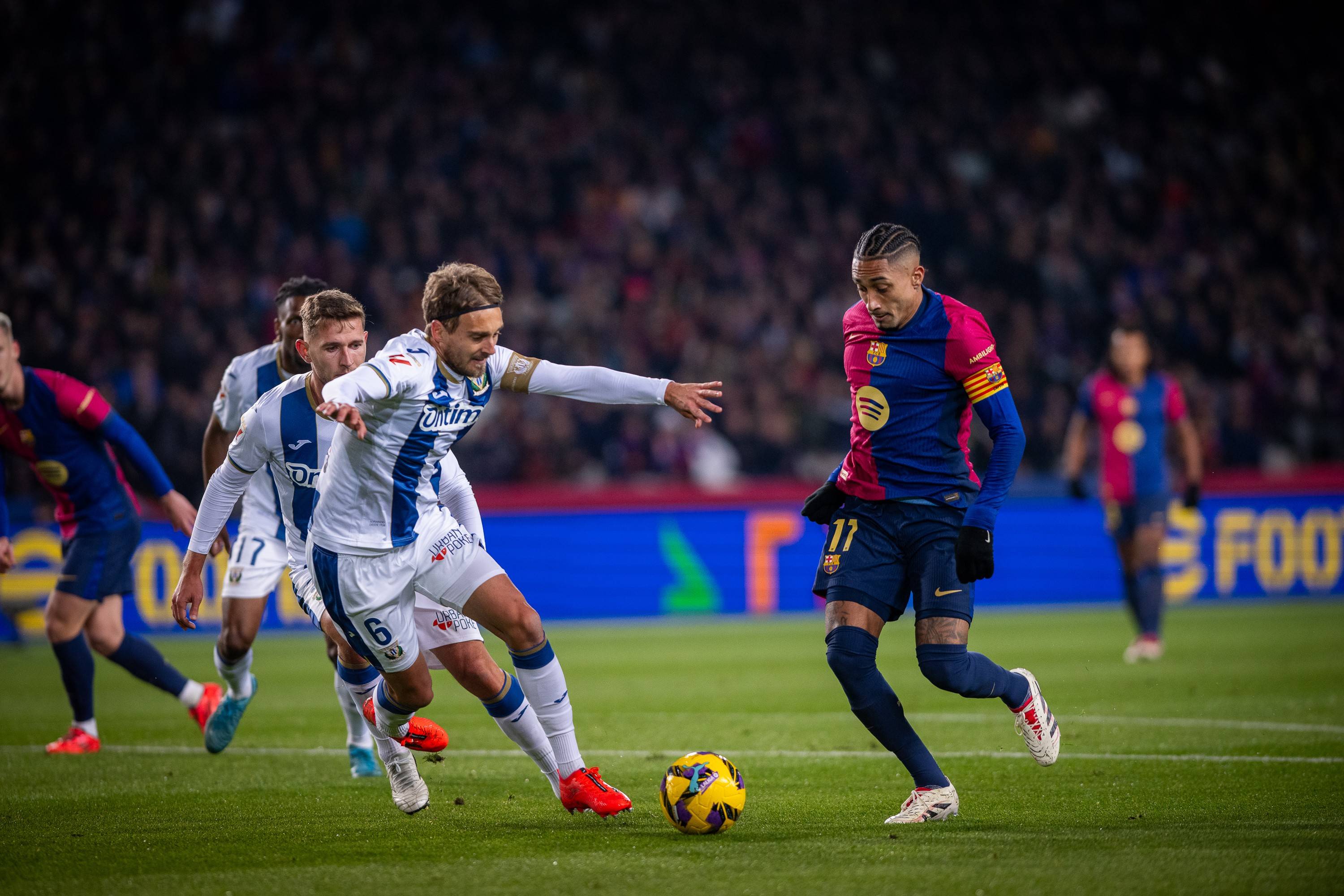 足球赛场战火连连，顶尖球队相互较量