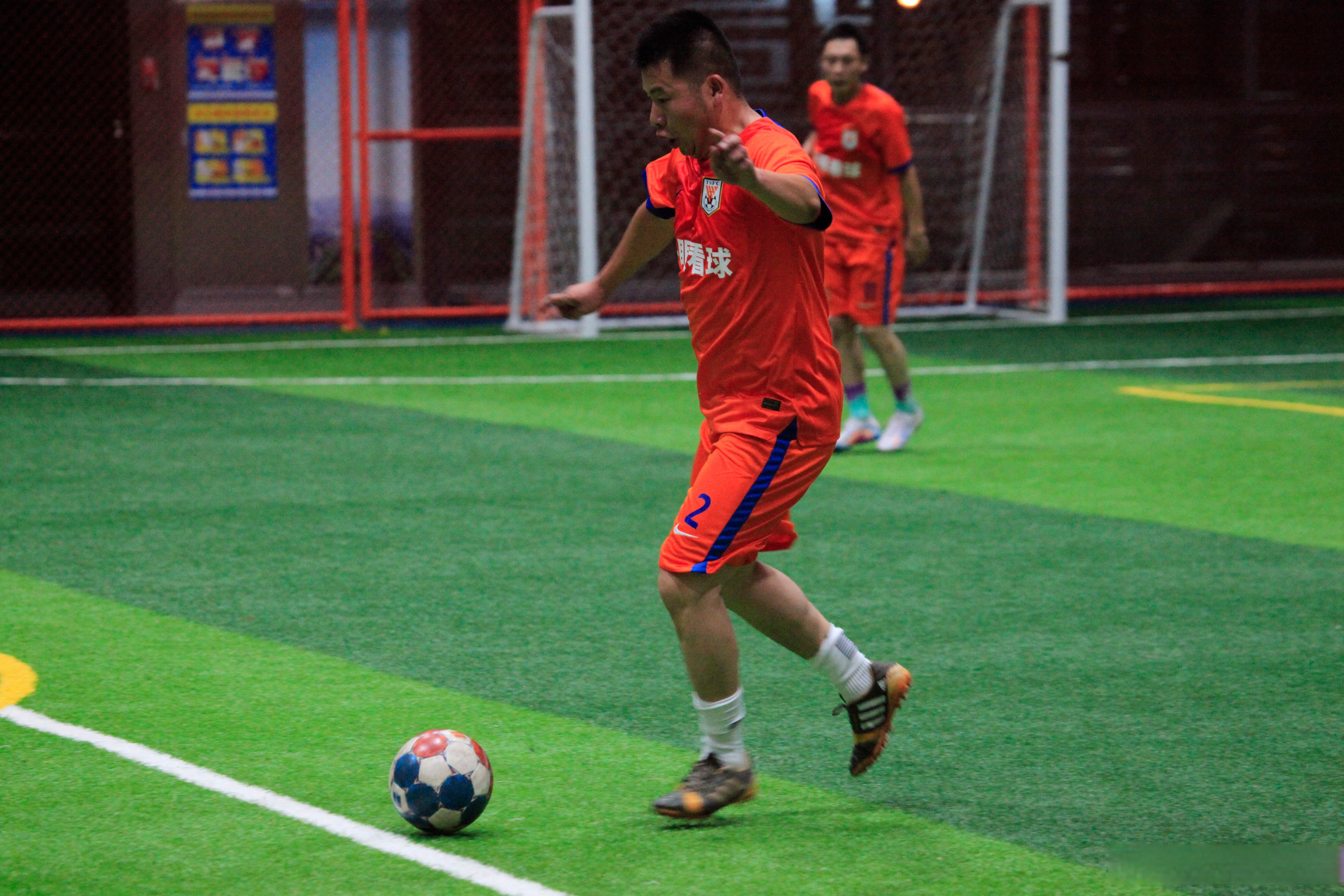 开云下载-国内足球比赛场上球员表现抢眼