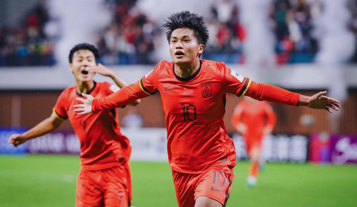 国内足球比赛场上球员表现抢眼