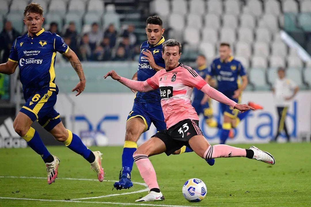 开云体育在线-尤文图斯后卫博努奇意外伤退，球队防线缺席揭晓