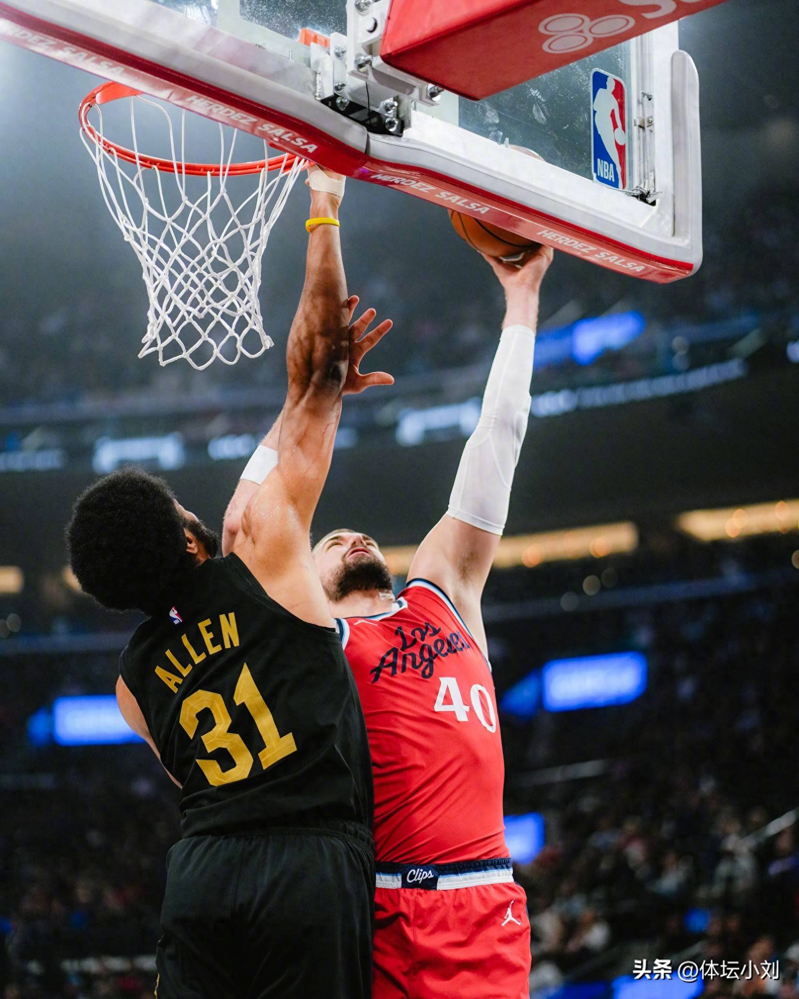 开云体育APP下载-火箭不敌快船，莱昂纳德表现抢眼