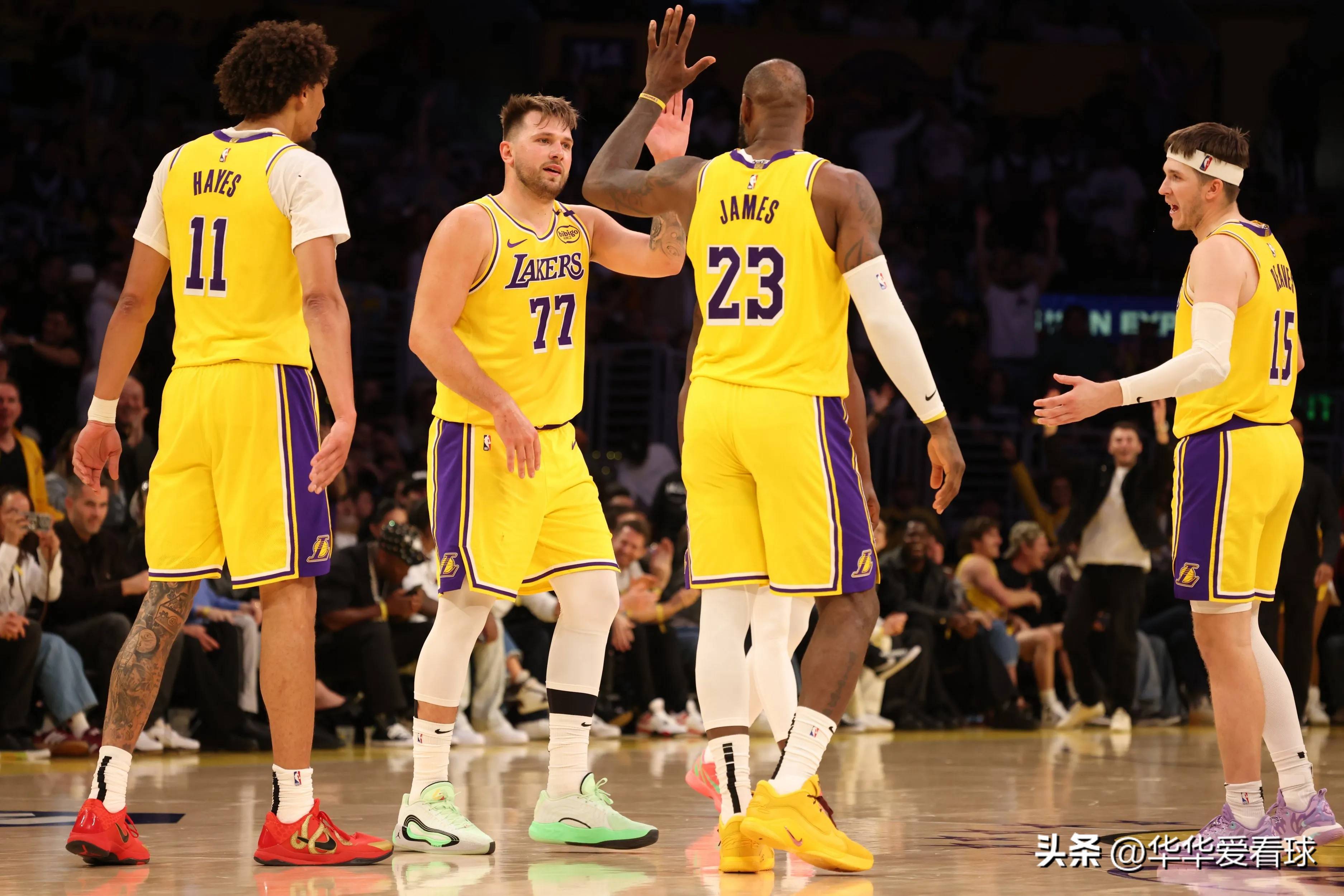 NBA季前赛开始，湖人取得两连胜