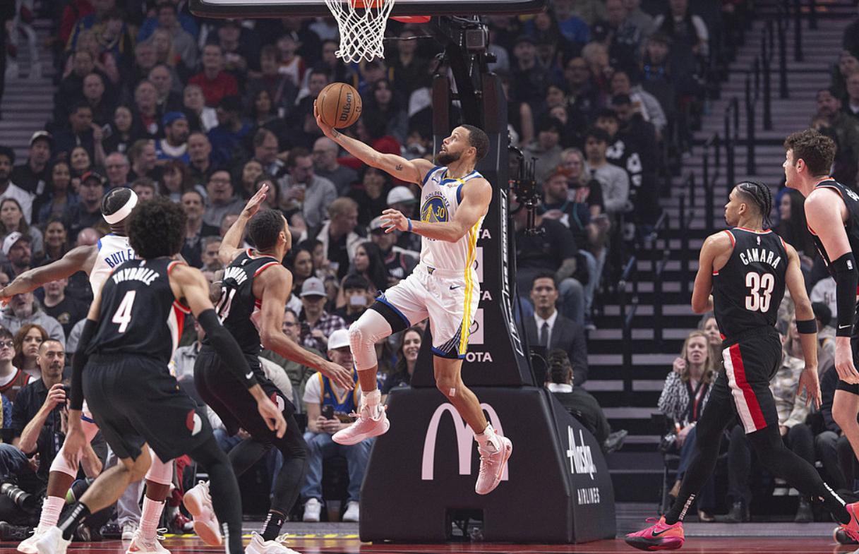 勇士客场惨败开拓者，库里三分球不中