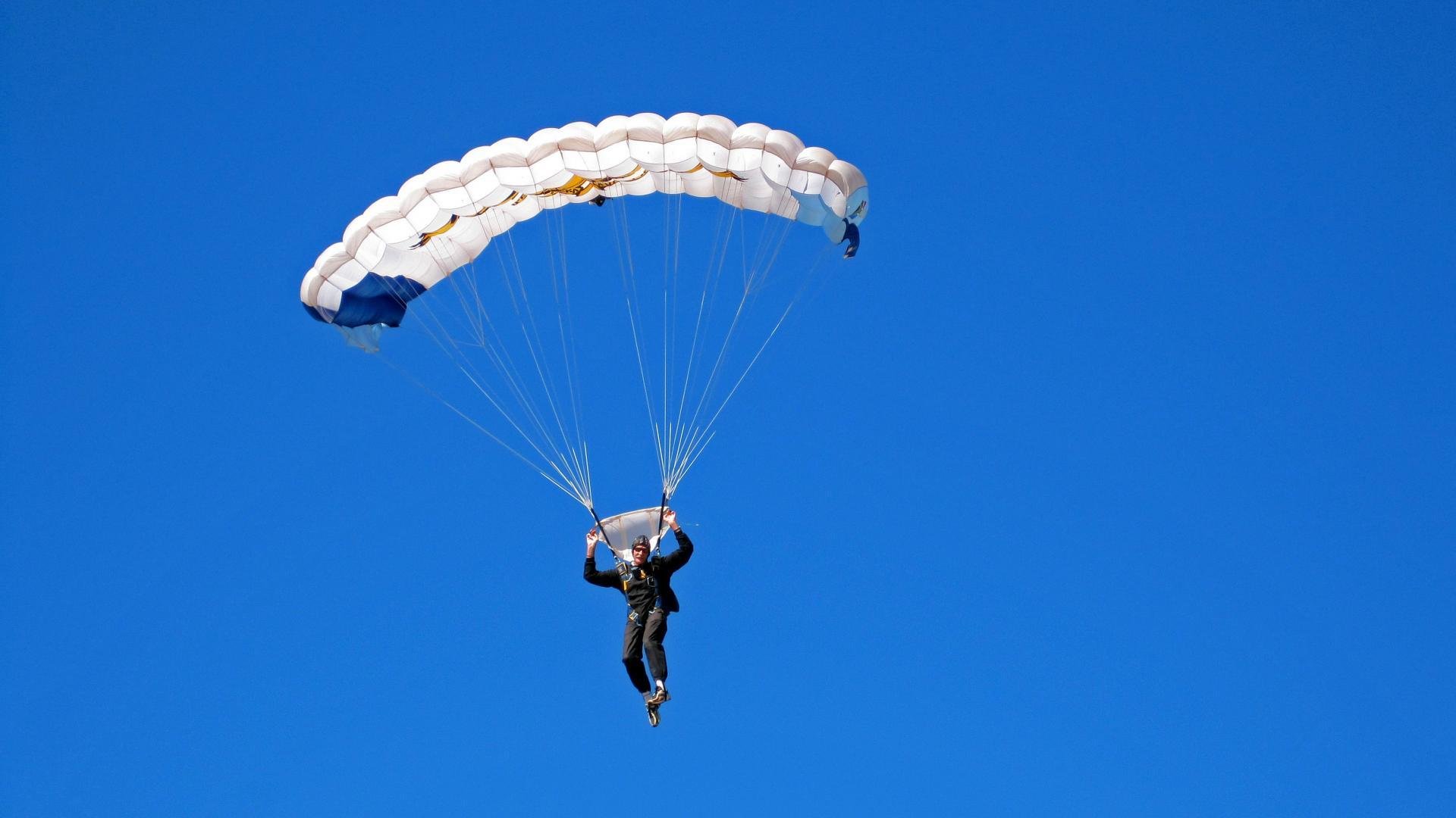 开云体育下载-银红缠斗的0.8秒奇迹—勒克莱尔如何在最后五圈上演绝地反击